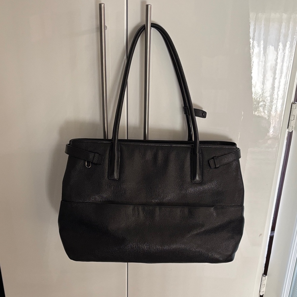 Tumi Black Leather Tote Bag - Sleek Everyday Carry